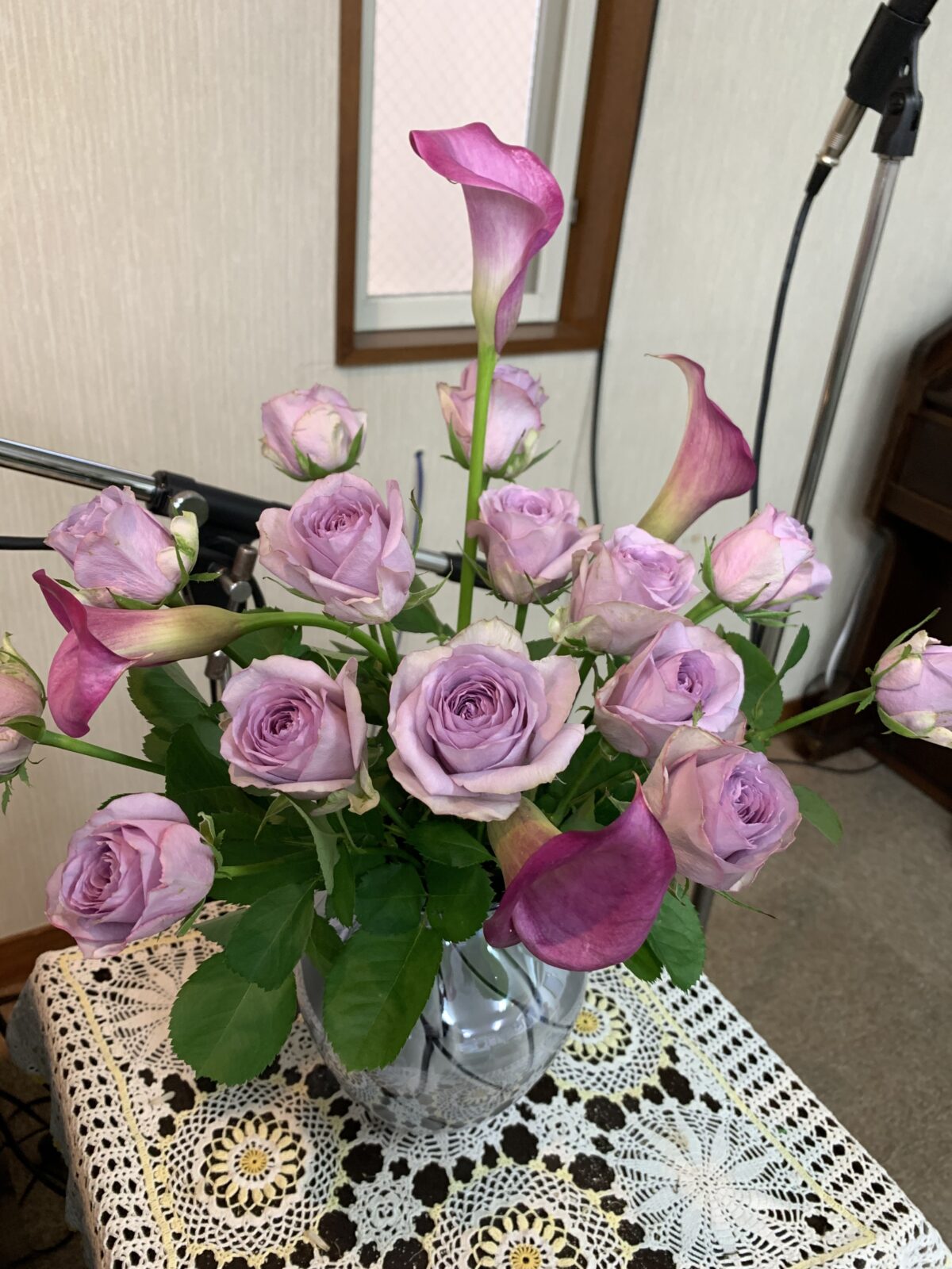 咲き進んだ？紫のカラーと紫の薔薇