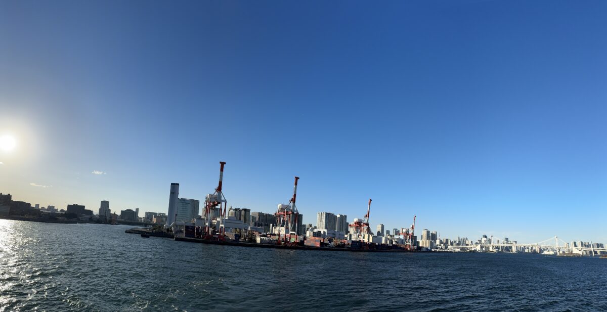 東京シンフォニークルーズ船から品川埠頭のコンテナを撮影