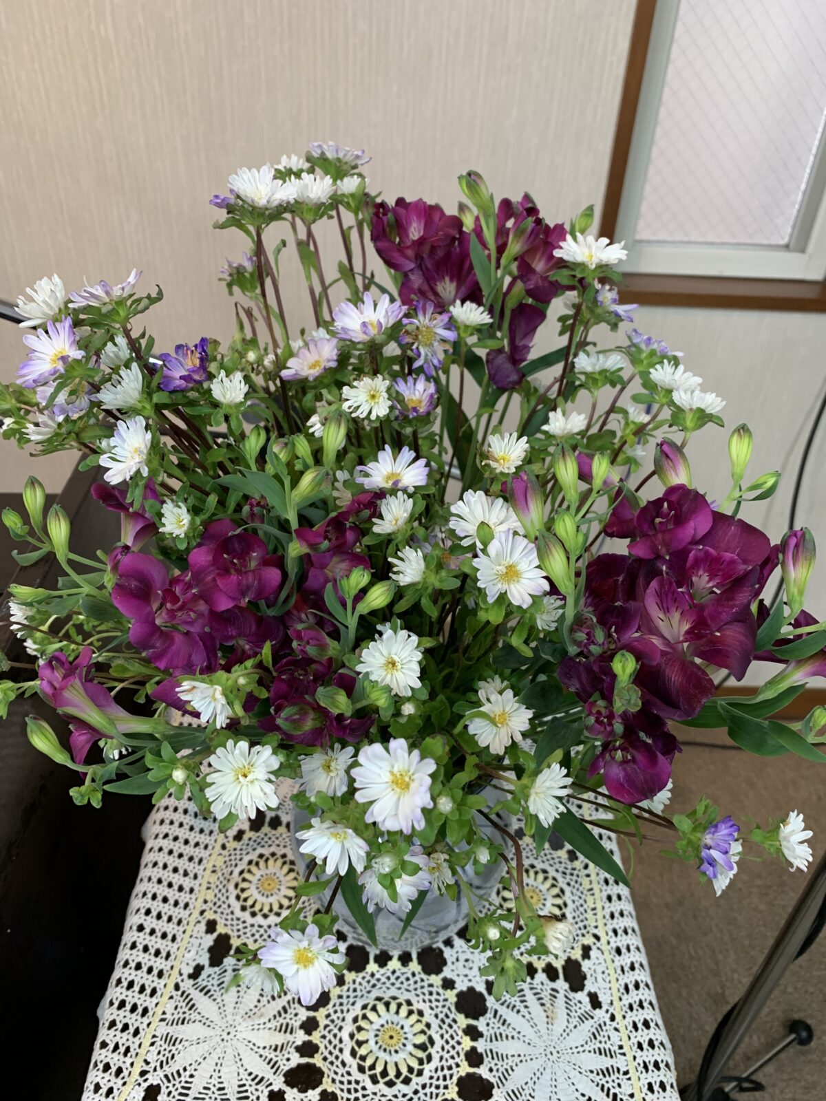 淡い色のアスターに紫のアルストロメリアの組み合わせ