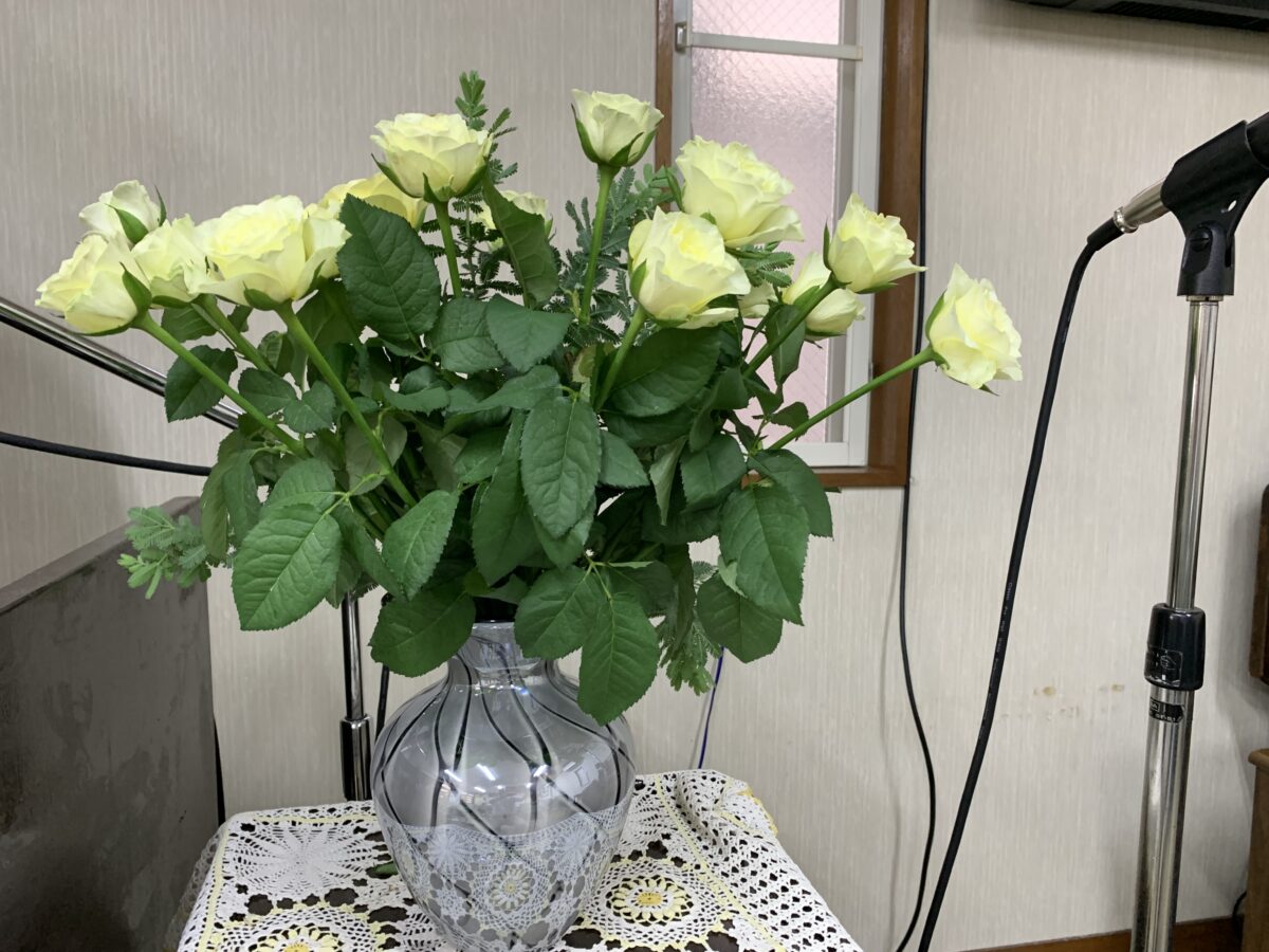 教会に生けられたミントティーの花とアカシア