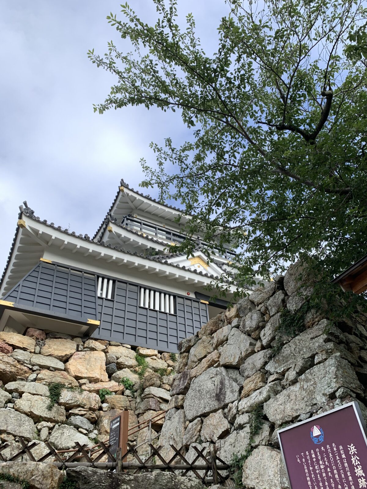 早朝に訪れた浜松城跡（2025年7月）