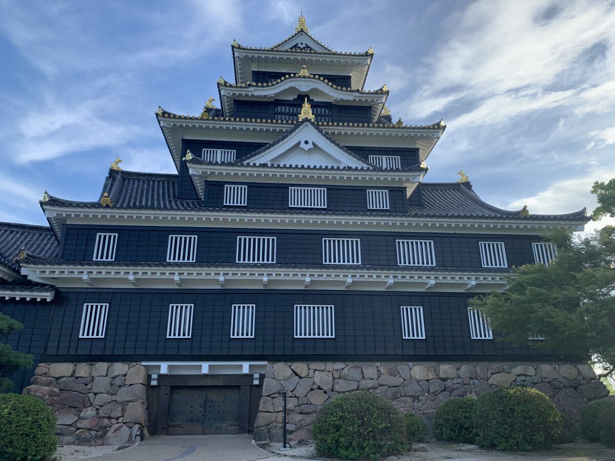 早朝に訪れた岡山城（2025年7月）