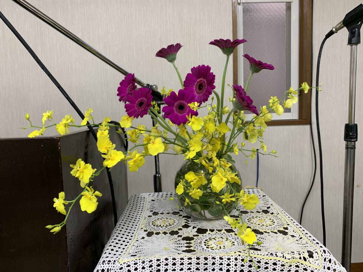 心が静まる黄色い蘭と紫のガーベラ