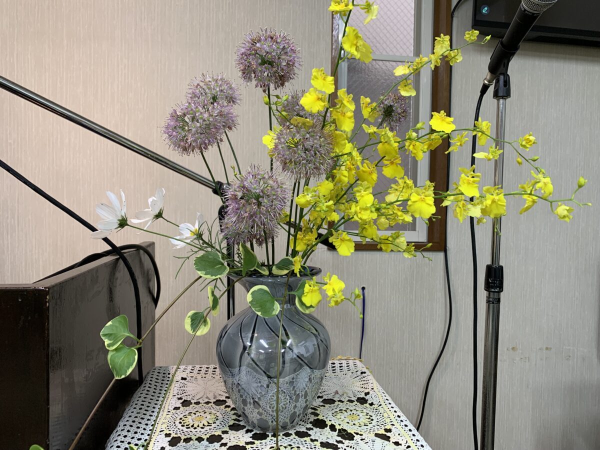 礼拝空間に柔らかな暖かさを添える黄色い蘭