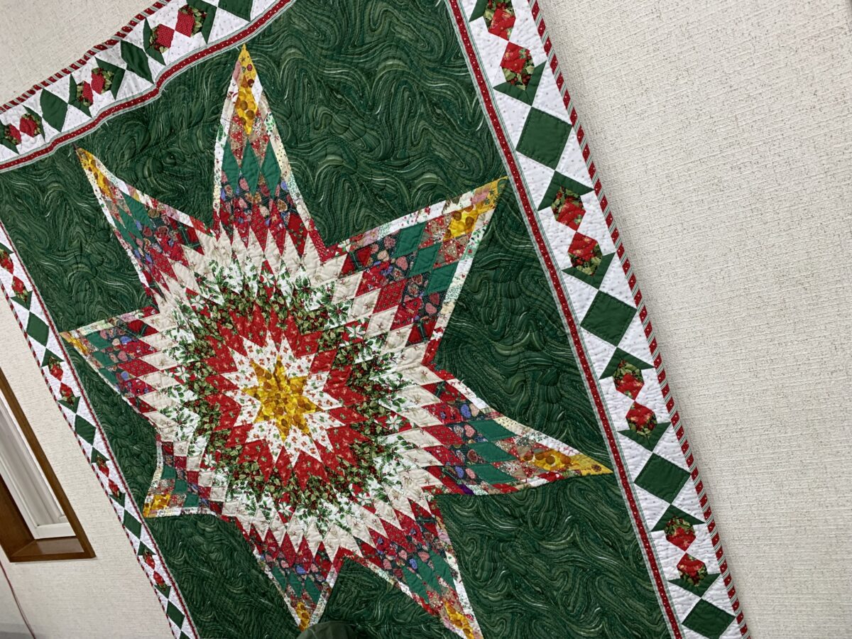 手作りのクリスマスをテーマにしたパッチワークキルト