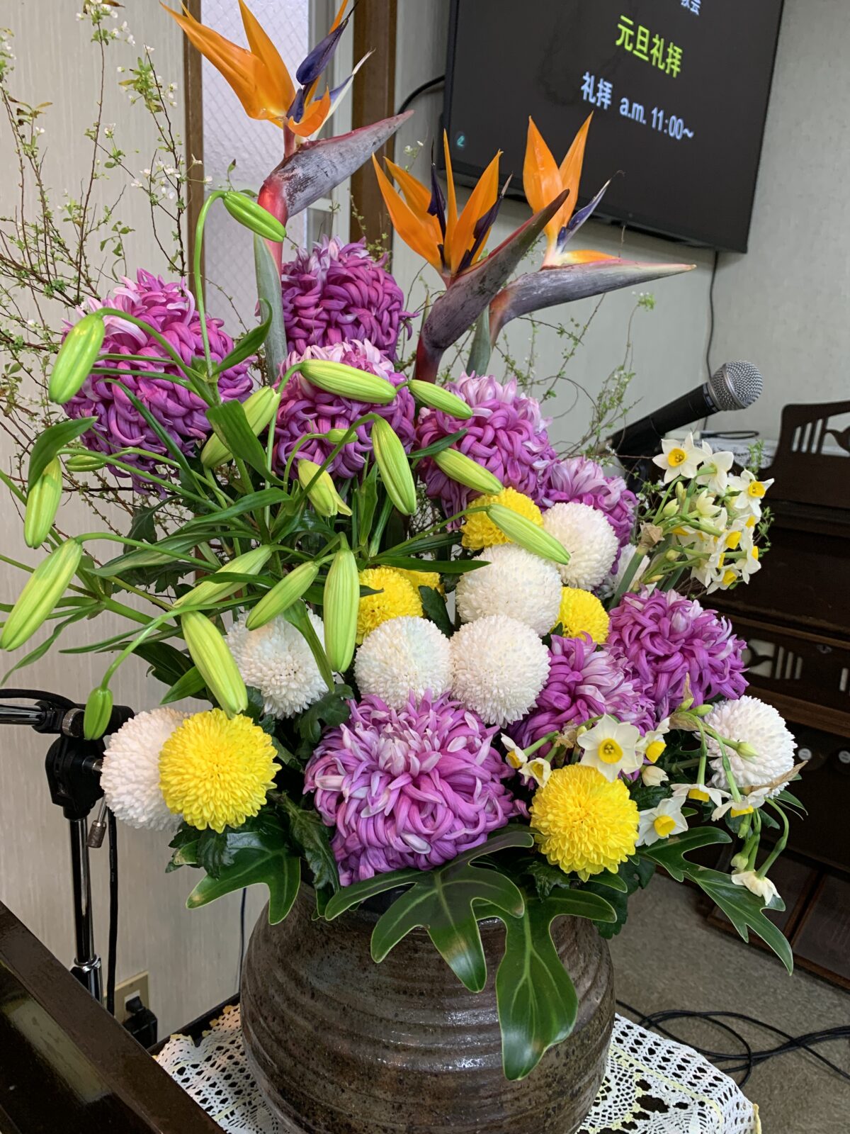 2026年、新年の教会に飾られた花